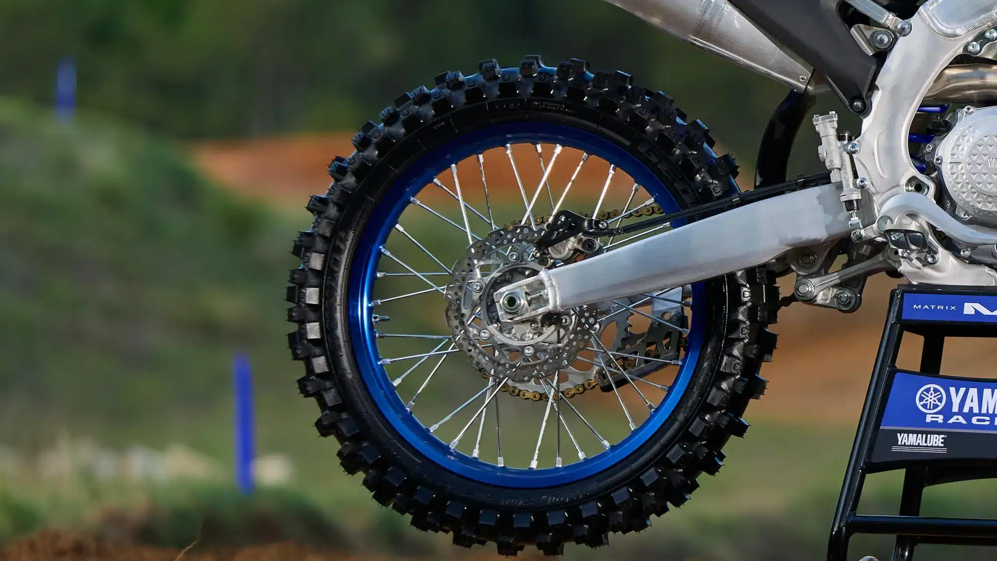 Nahaufnahme vom Hinterrad und Aluminium-Fahrwerk der Yamaha YZ250F Monster Energy Yamaha Racing Edition.