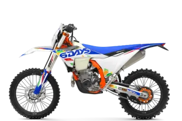 KTM 450 EXC-F 6DAYS 2026 in Seitenansicht mit 6DAYS-Italy-Grafik und orangefarbener Rahmenkonstruktion