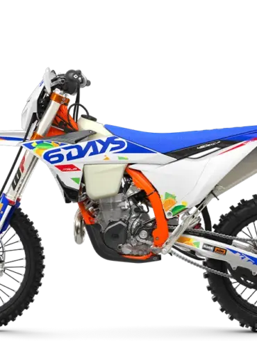 KTM 450 EXC-F 6DAYS 2026 in Seitenansicht mit 6DAYS-Italy-Grafik und orangefarbener Rahmenkonstruktion