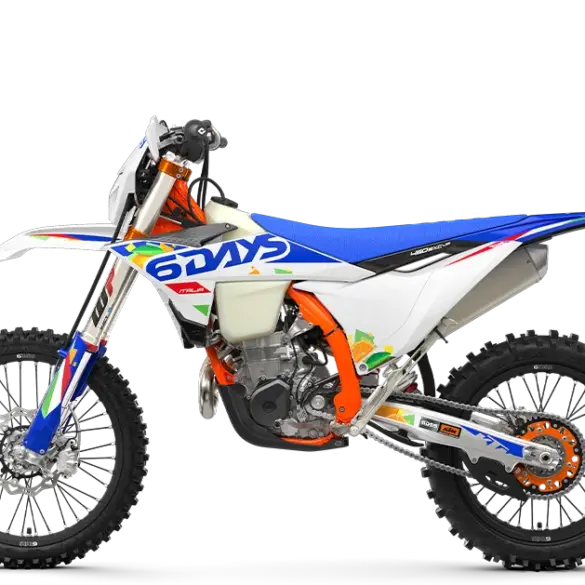 KTM 450 EXC-F 6DAYS 2026 in Seitenansicht mit 6DAYS-Italy-Grafik und orangefarbener Rahmenkonstruktion