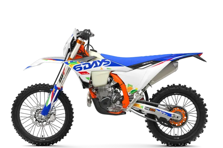 KTM 450 EXC-F 6DAYS 2026 in Seitenansicht mit 6DAYS-Italy-Grafik und orangefarbener Rahmenkonstruktion