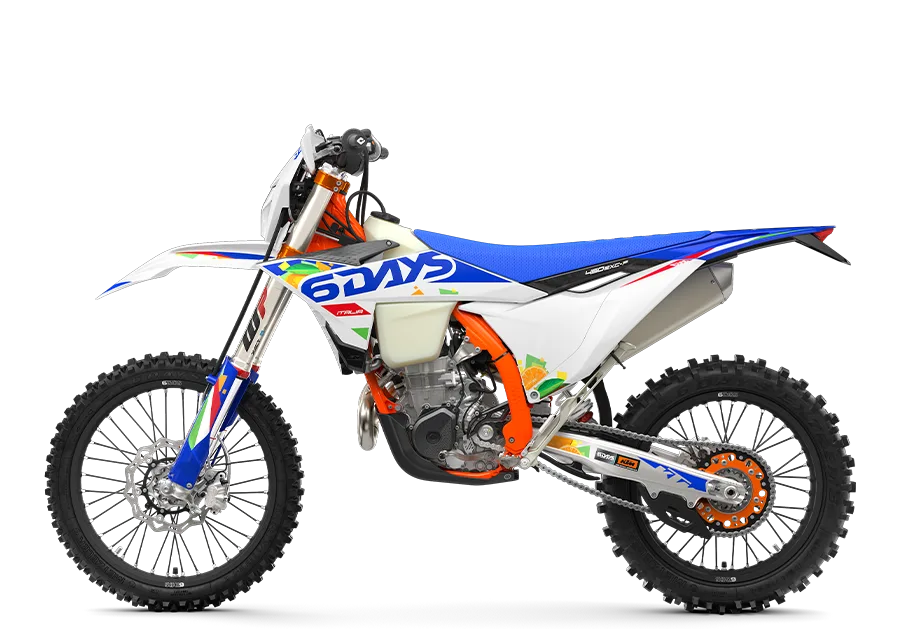 KTM 450 EXC-F 6DAYS 2026 in Seitenansicht mit 6DAYS-Italy-Grafik und orangefarbener Rahmenkonstruktion