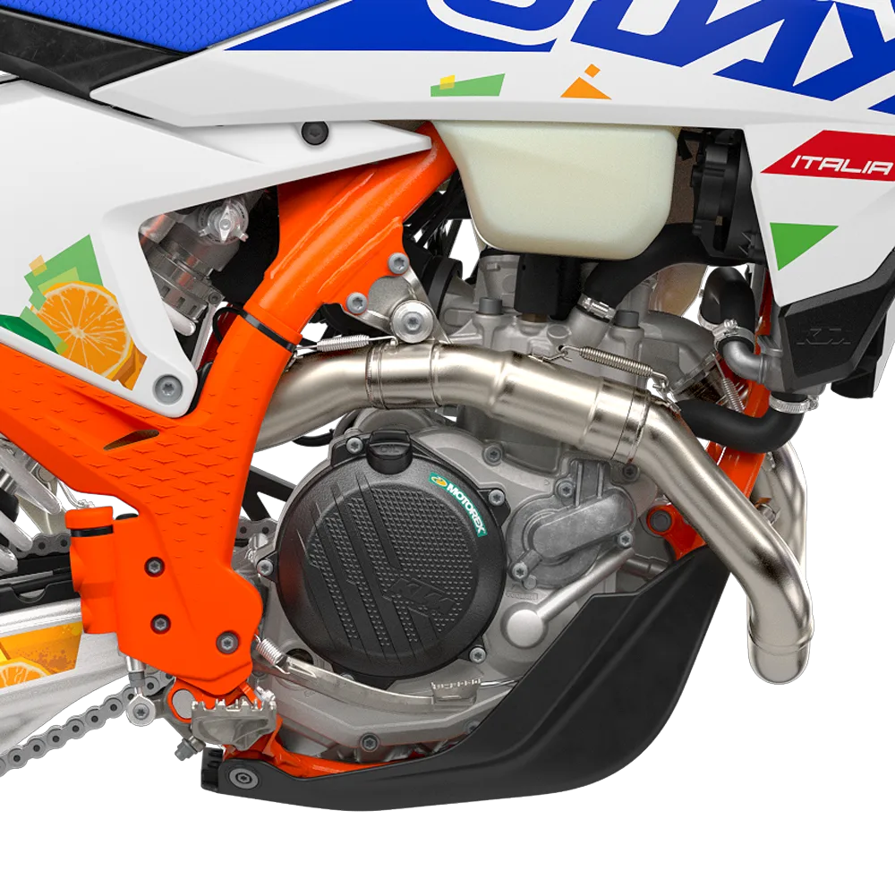 Nahaufnahme des Motors und Chassis einer KTM 450 EXC-F 6DAYS 2026 mit orangefarbenem Rahmen und Renn-Grafik