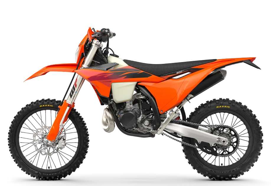 KTM 300 EXC 2027 in Seitenansicht mit orange-schwarzem Design und Enduro-Bereifung