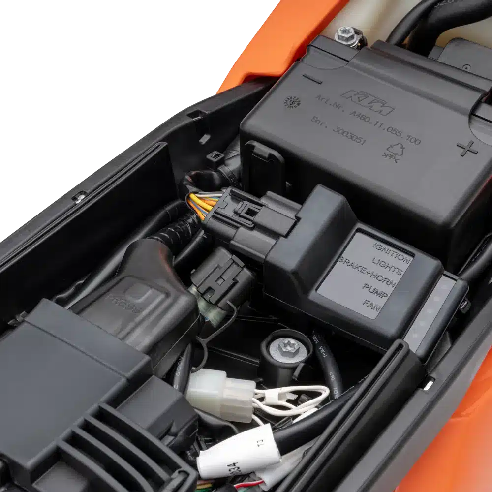 Elektrik- und Sicherungseinheit unter dem Sitz der KTM 300 EXC 2027