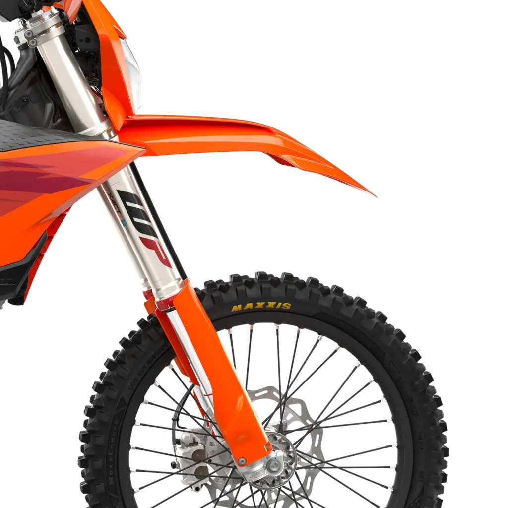 Vorderbau der KTM 300 EXC 2027 mit maximaler Federung und Profilreifen im Detail