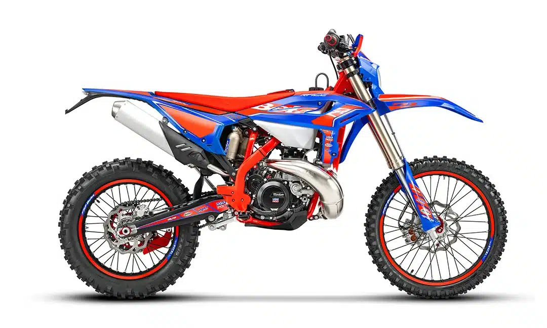 Beta RR Race 2T 300 MY26 Enduro-Motorrad in Seitenansicht, blau-rot lackiert, auf weißem Hintergrund.