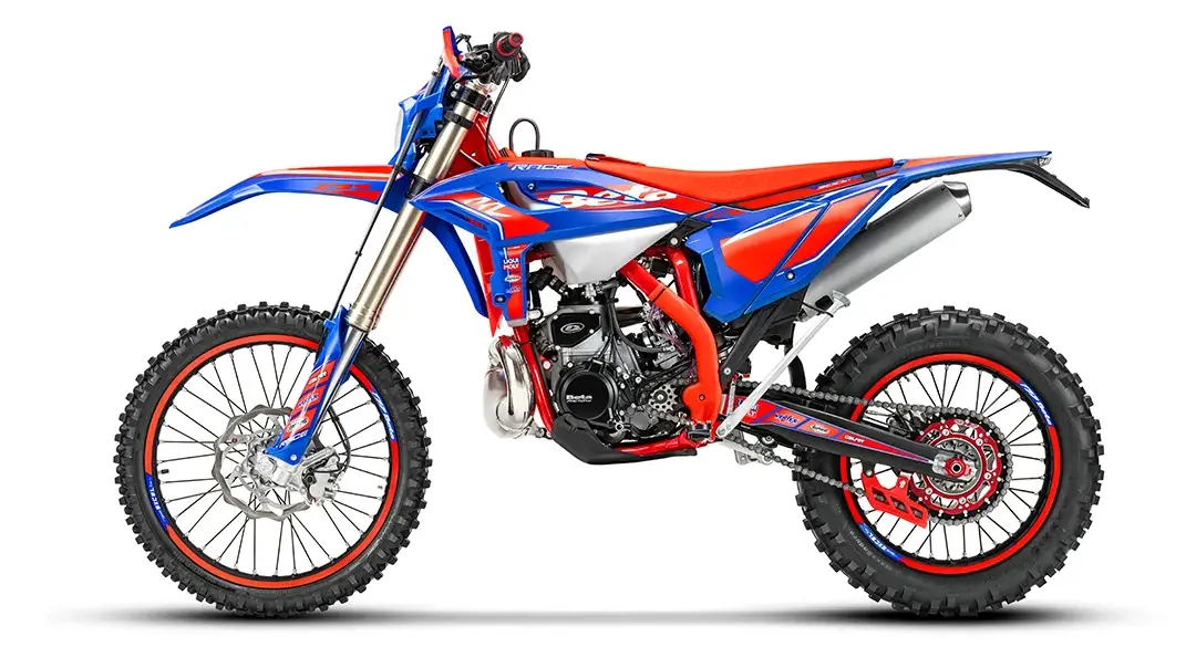Beta RR Race 2T 300 MY26, Seitenansicht, Enduro-Motorrad mit rot-blauer Lackierung und Geländebereifung