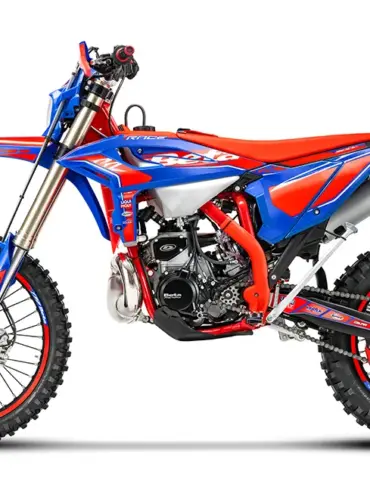 Beta RR Race 2T 300 MY26, Seitenansicht, Enduro-Motorrad mit rot-blauer Lackierung und Geländebereifung