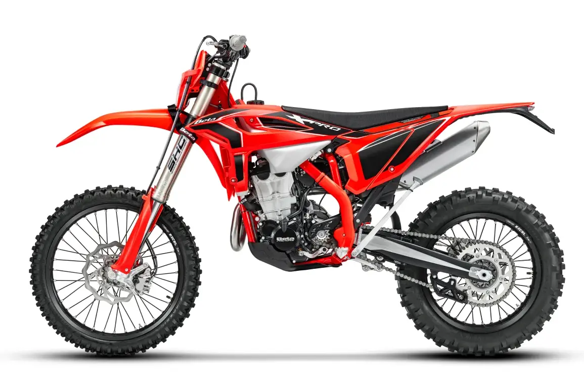 Beta RR X-PRO 4T 480 MY27, rotes Enduro-Motorrad in Seitenansicht, Modell 2027
