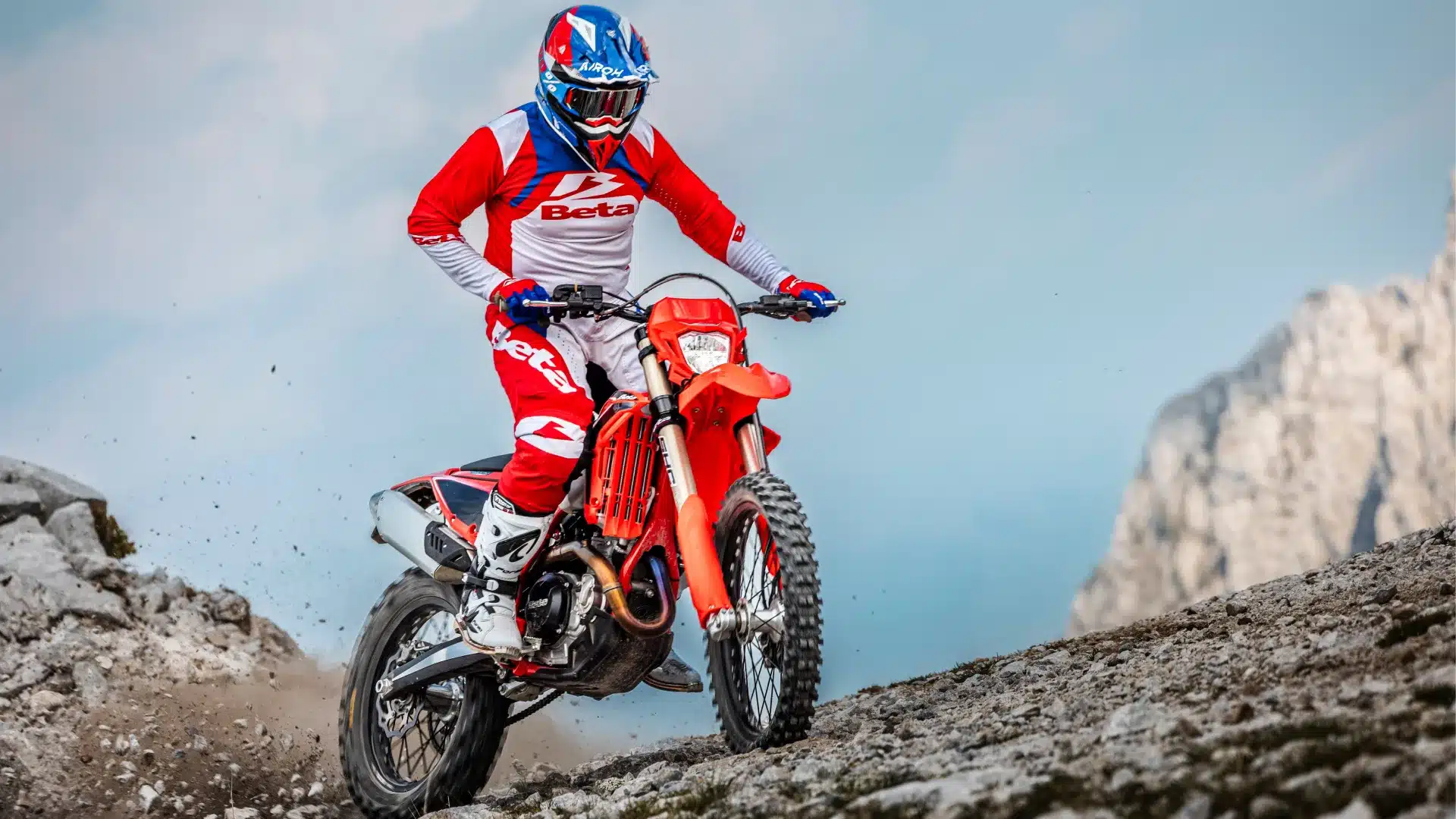 Ein Enduro-Fahrer auf der Beta RR X-PRO 4T 480 MY27 im felsigen Gelände mit Bergpanorama.