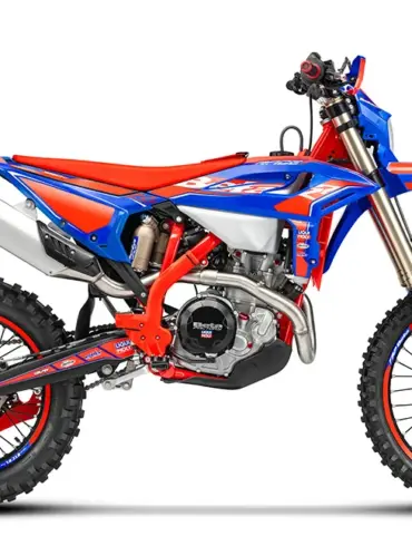 Seitenansicht der Beta RR Race 4T 480, einem modernen Enduro-Motorrad in rot-blauem Design