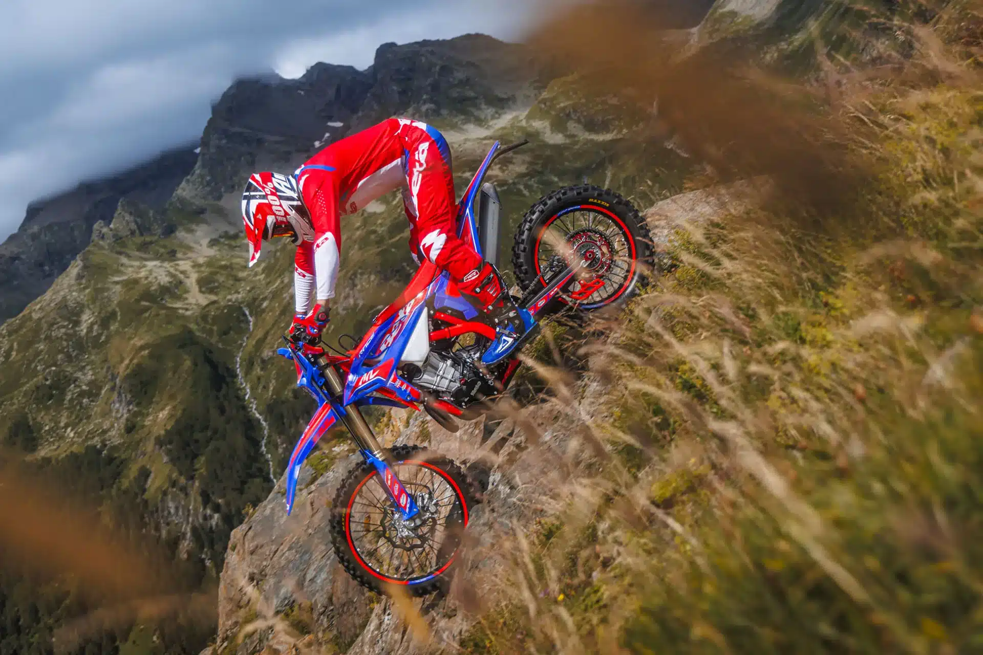 Beta RR Race 4T 480 Enduro-Motorrad mit Fahrer in voller Schutzkleidung bei der Abfahrt auf steilem Bergpfad.