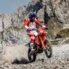 Beta RR X-PRO 4T 430 MY27 Enduro-Motorrad im Gelände, Fahrer in roter Beta-Montur, Berghintergrund.