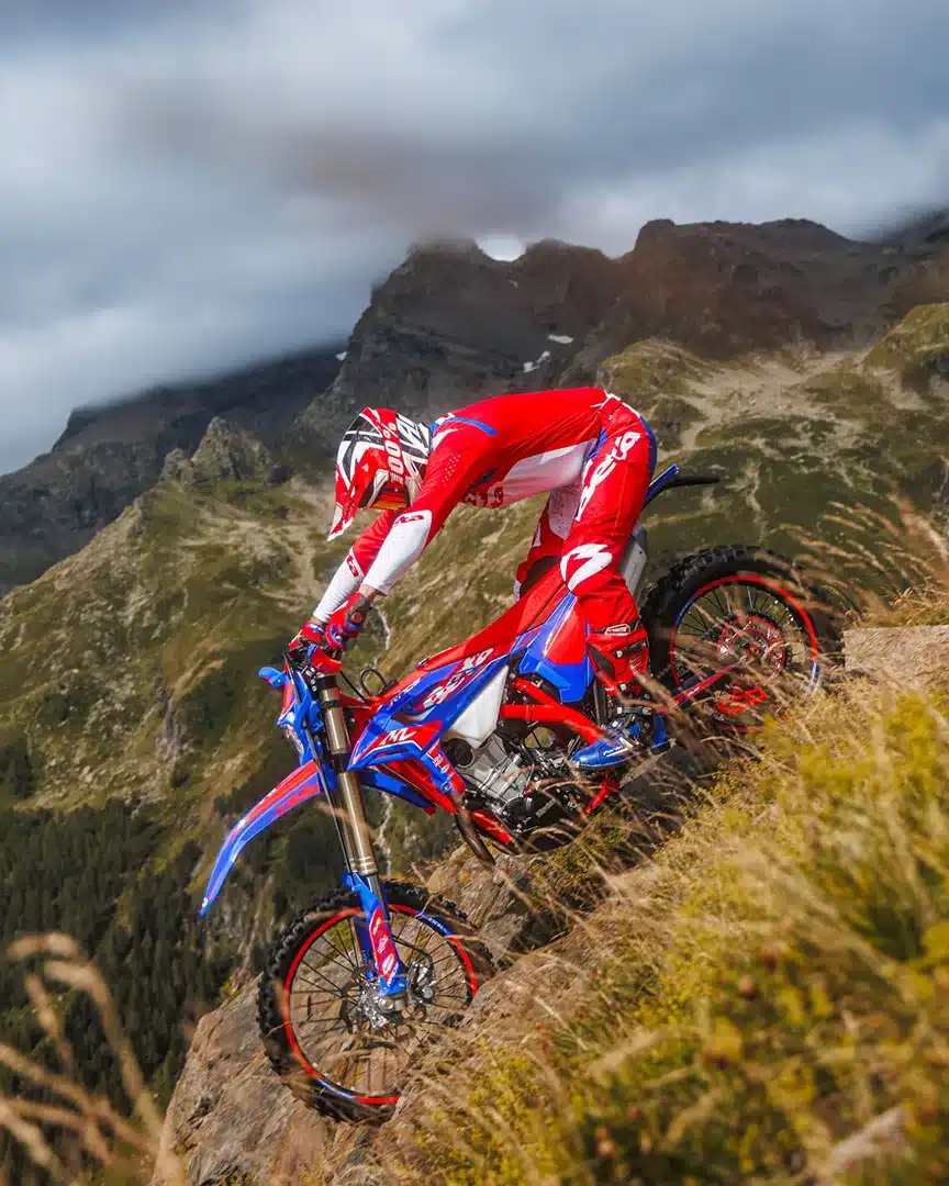 Enduro-Fahrer auf einer Beta RR Race 430 4T fährt steilen Bergabhang hinunter.
