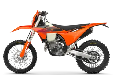KTM 500 EXC-F 2027 von der Seite, orangefarbene Sportenduro mit sichtbarem Einzylindermotor und Enduro-Bereifung