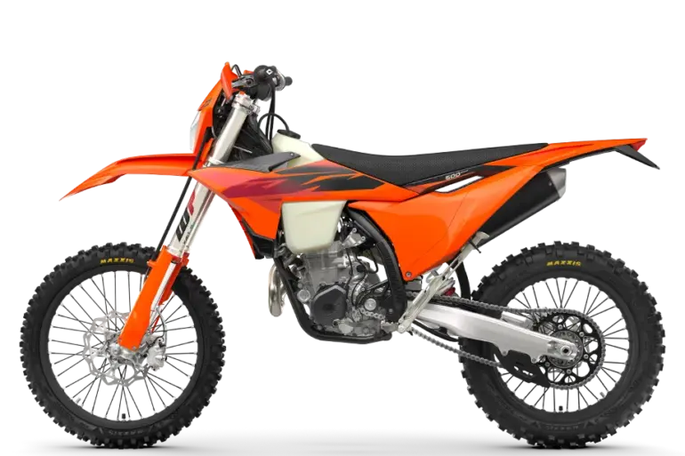 KTM 500 EXC-F 2027 von der Seite, orangefarbene Sportenduro mit sichtbarem Einzylindermotor und Enduro-Bereifung