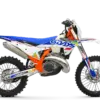Seitenansicht der KTM 300 EXC 6DAYS, orangefarbener Rahmen, markante Grafiken und Offroad-Bereifung.