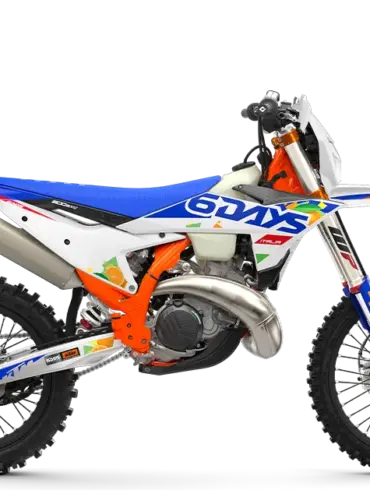 Seitenansicht der KTM 300 EXC 6DAYS, orangefarbener Rahmen, markante Grafiken und Offroad-Bereifung.