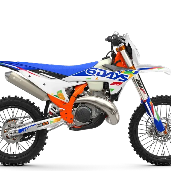 Seitenansicht der KTM 300 EXC 6DAYS, orangefarbener Rahmen, markante Grafiken und Offroad-Bereifung.