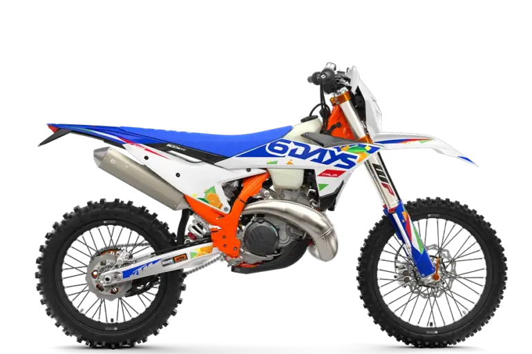 Seitenansicht der KTM 300 EXC 6DAYS, orangefarbener Rahmen, markante Grafiken und Offroad-Bereifung.