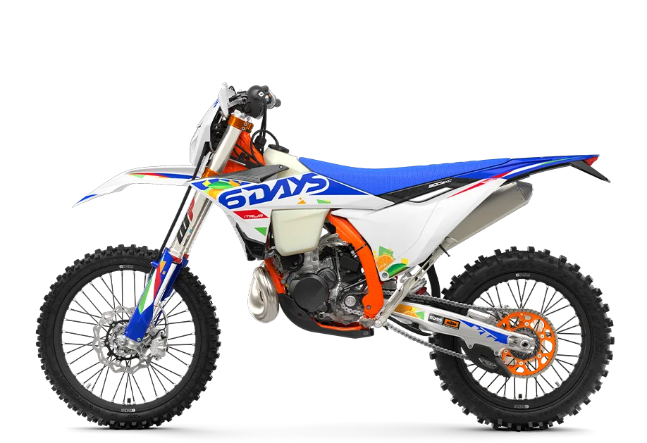 KTM 300 EXC 6DAYS Enduro-Motorrad in Sonderlackierung, Seitenansicht, orangefarbener Rahmen, 6DAYS-Grafik und Offroad-Ausstattung