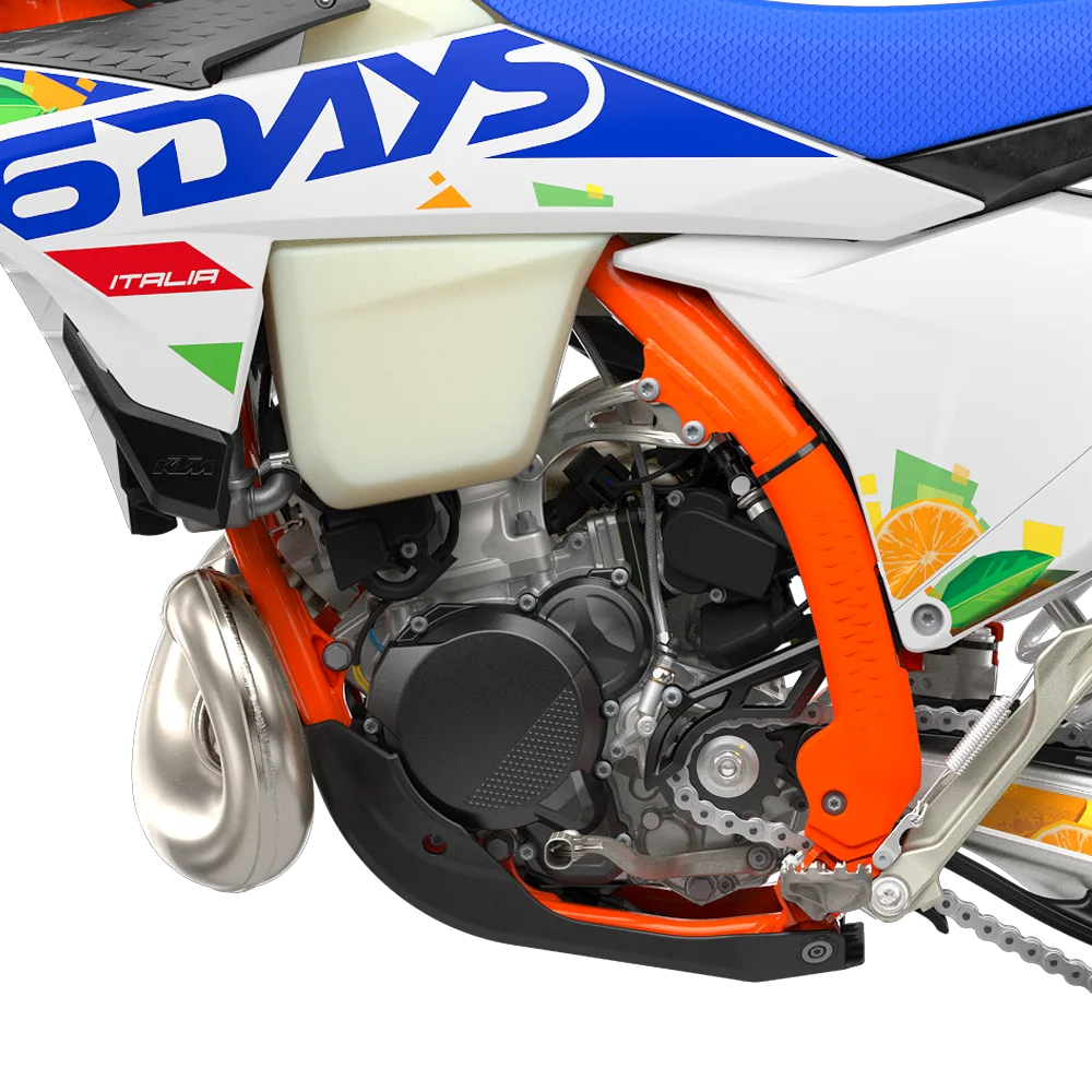Nahaufnahme des Motors und Rahmens der KTM 300 EXC 6DAYS mit typischer 6DAYS-Grafik und orangefarbenem Rahmen