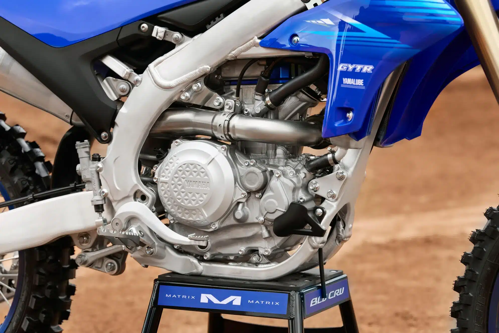 Nahaufnahme des Motors und Rahmens der Yamaha YZ250F 2027 auf einem Ständer