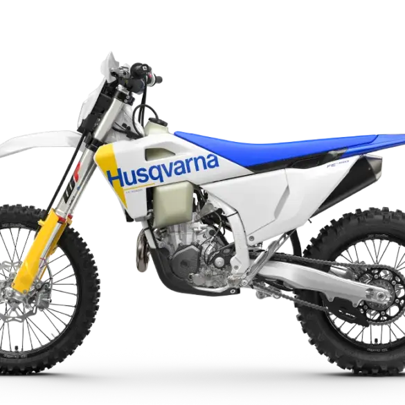 Seitenansicht der Husqvarna FE 450 Enduro Modelljahr 2027 vor neutralem Hintergrund