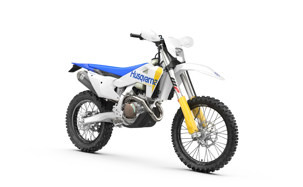 Seitenansicht der Husqvarna FE 450 Modelljahr 2027 vor weißem Hintergrund