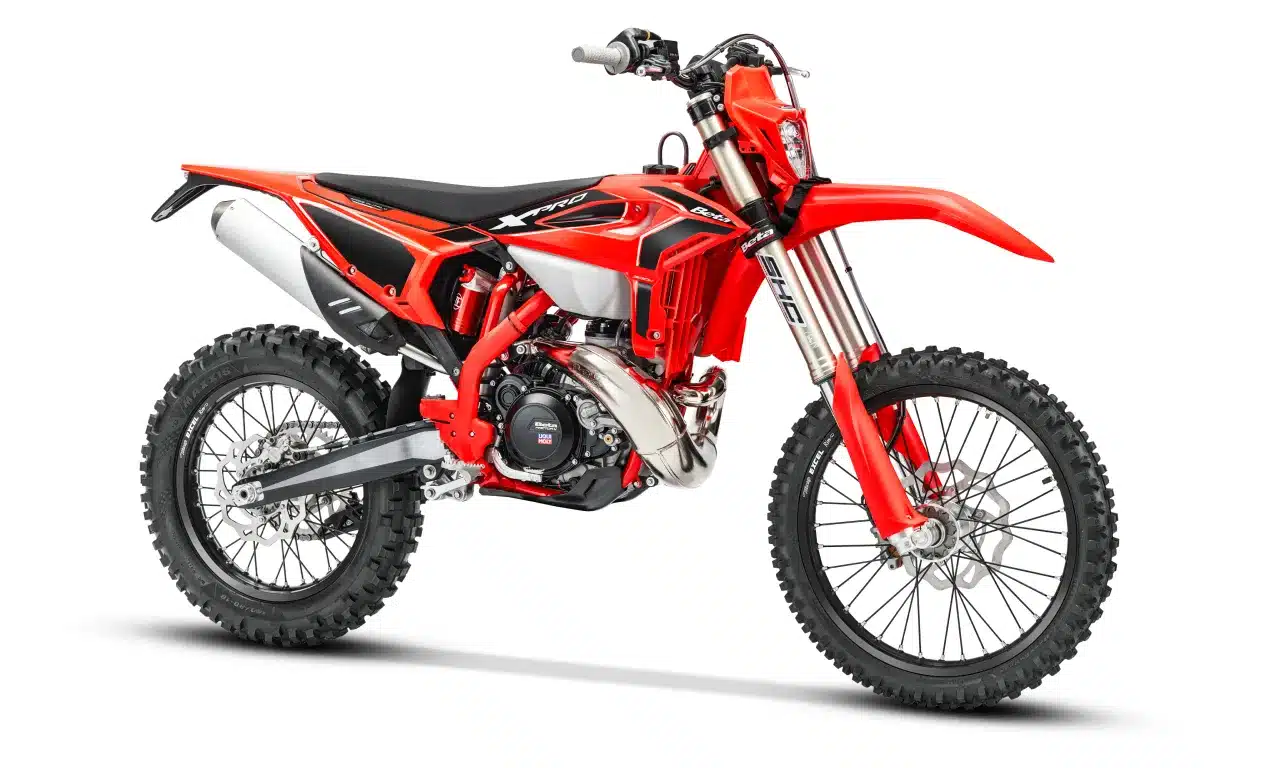 Beta RR X-PRO 2T 250 MY27 Enduro-Motorrad in Seitenansicht, leuchtend rot mit modernen Offroad-Komponenten.