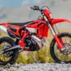 Beta RR X-PRO 2T 250 MY27 – Enduro-Motorrad im Gelände, Seitenansicht