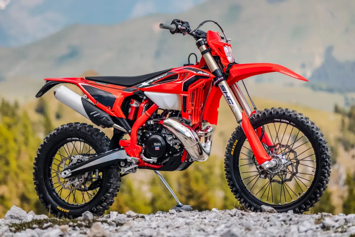 Beta RR X-PRO 2T 250 MY27 – Enduro-Motorrad im Gelände, Seitenansicht