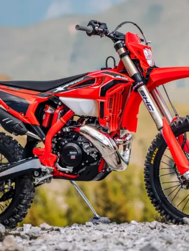 Beta RR X-PRO 2T 250 MY27 – Enduro-Motorrad im Gelände, Seitenansicht