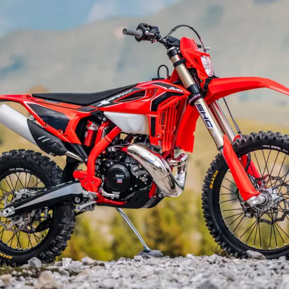 Beta RR X-PRO 2T 250 MY27 – Enduro-Motorrad im Gelände, Seitenansicht