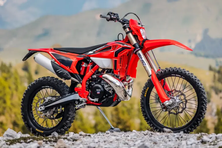 Beta RR X-PRO 2T 250 MY27 – Enduro-Motorrad im Gelände, Seitenansicht
