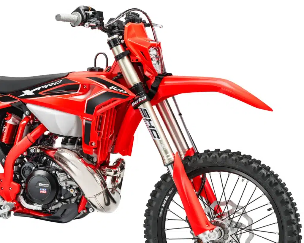 Detailansicht der Beta RR X-PRO 2T 250 MY27 von Beta, Schwerpunkt auf Gabel, Rahmen und Motor für den Enduro-Einsatz