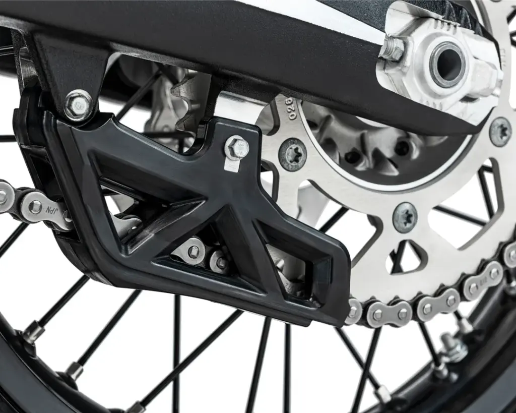 Verstärkte Kettenführung und Ritzel der Beta RR X-PRO 2T 250 MY27 im Detail