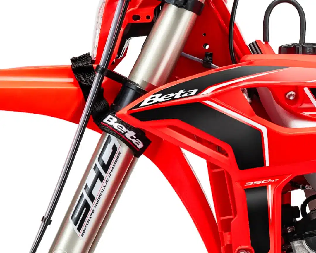 Detailfoto der SHC-USD-Gabel und des Rahmens einer Beta RR X-PRO Enduro mit Bergegurt