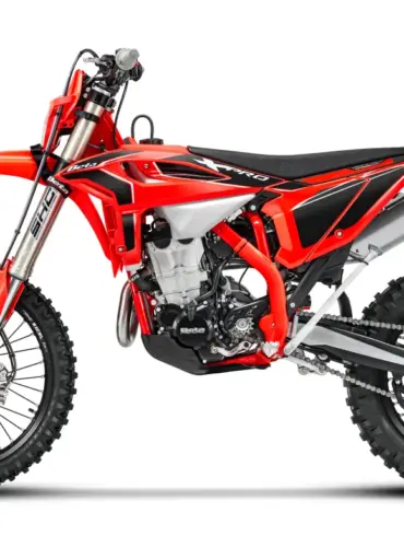 Beta RR X-PRO 4T 390 in Rot-Schwarz seitlich fotografiert, Modelljahr 2027