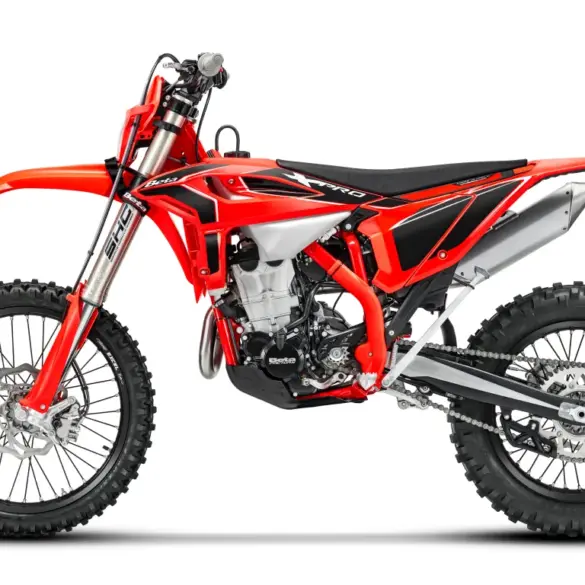 Beta RR X-PRO 4T 390 in Rot-Schwarz seitlich fotografiert, Modelljahr 2027