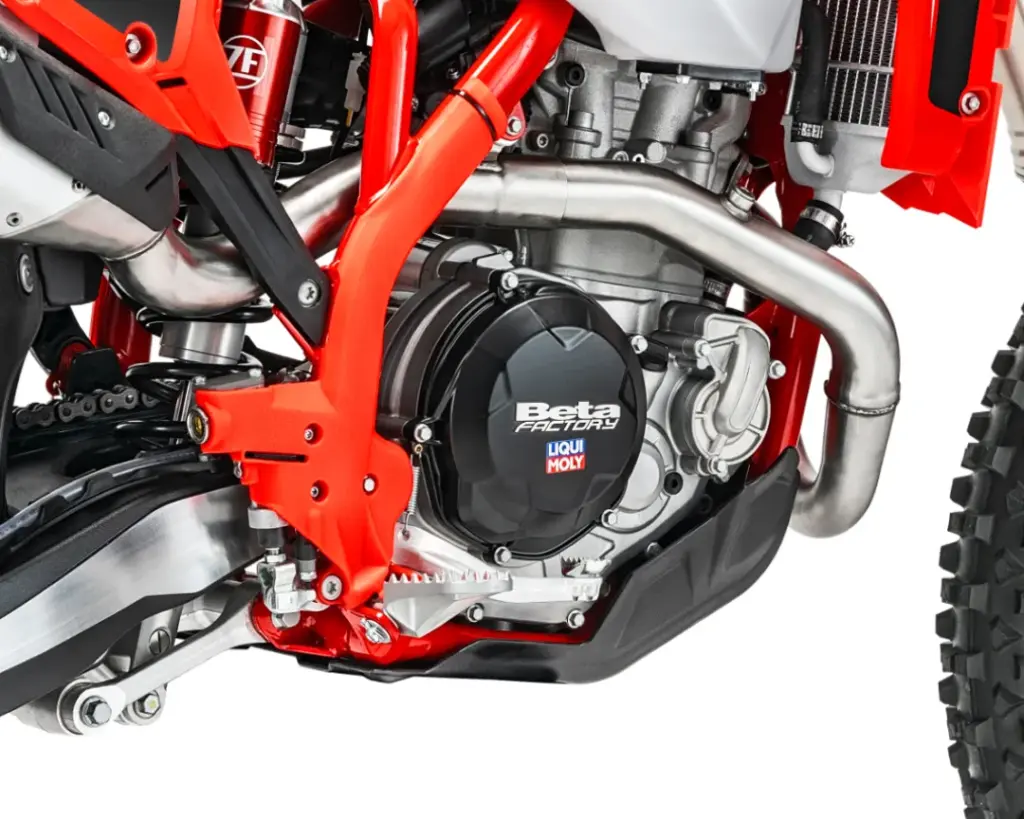 Nahaufnahme des Motors der Beta RR X-PRO 4T 390 Enduro des Modelljahrgangs 2027
