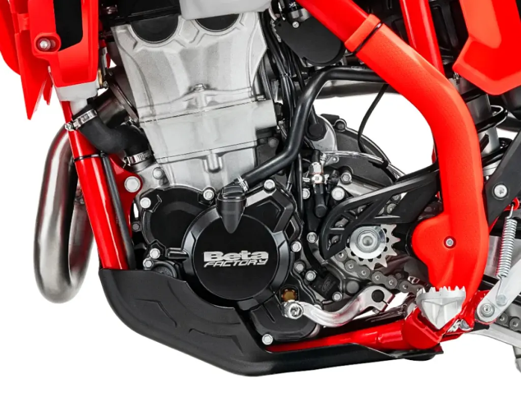 Detailansicht des Motors der Beta RR X-PRO 4T 390 von Beta, Modelljahr 2027.