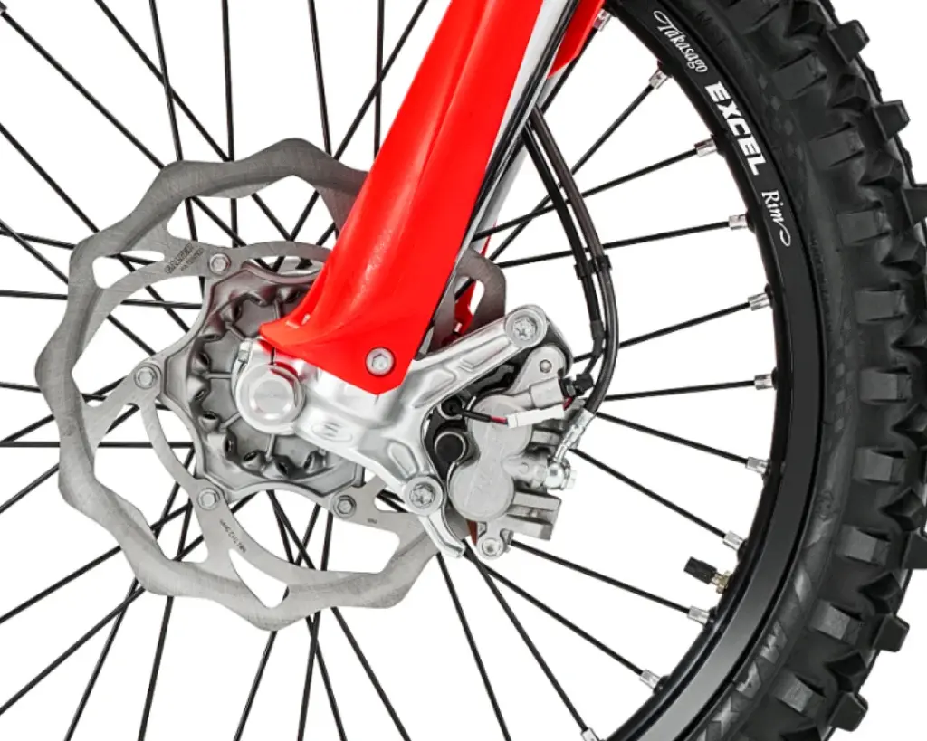 Vorderradaufnahme, Bremssattel und SHC-Gabel der Beta RR X-PRO 4T 390 im Detail