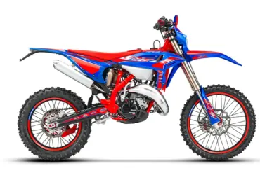 Beta RR Race 2T 125 Enduro-Motorrad Seitenansicht in Blau und Rot.