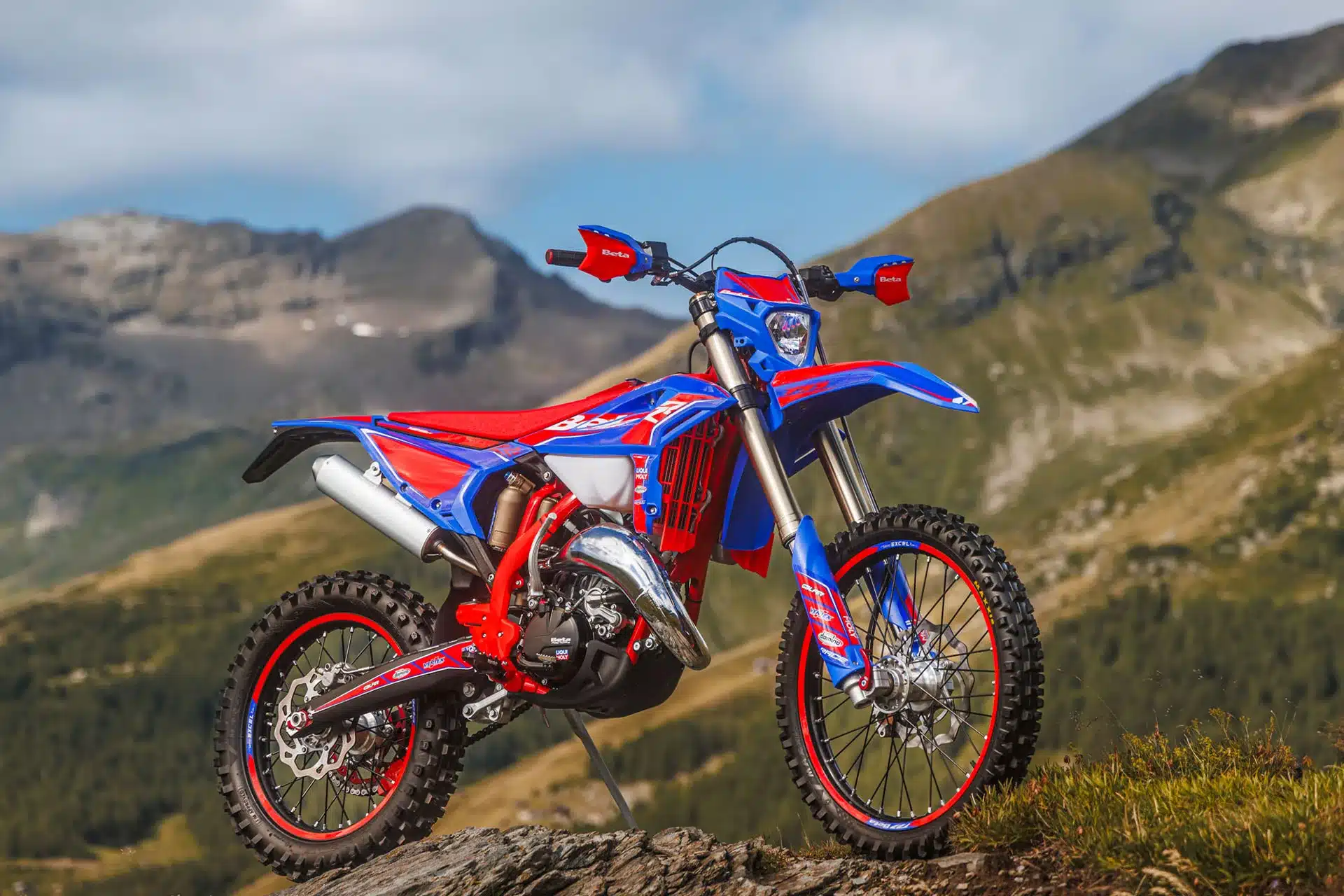 Beta RR Race 2T 125 Enduro-Motorrad vor alpiner Kulisse