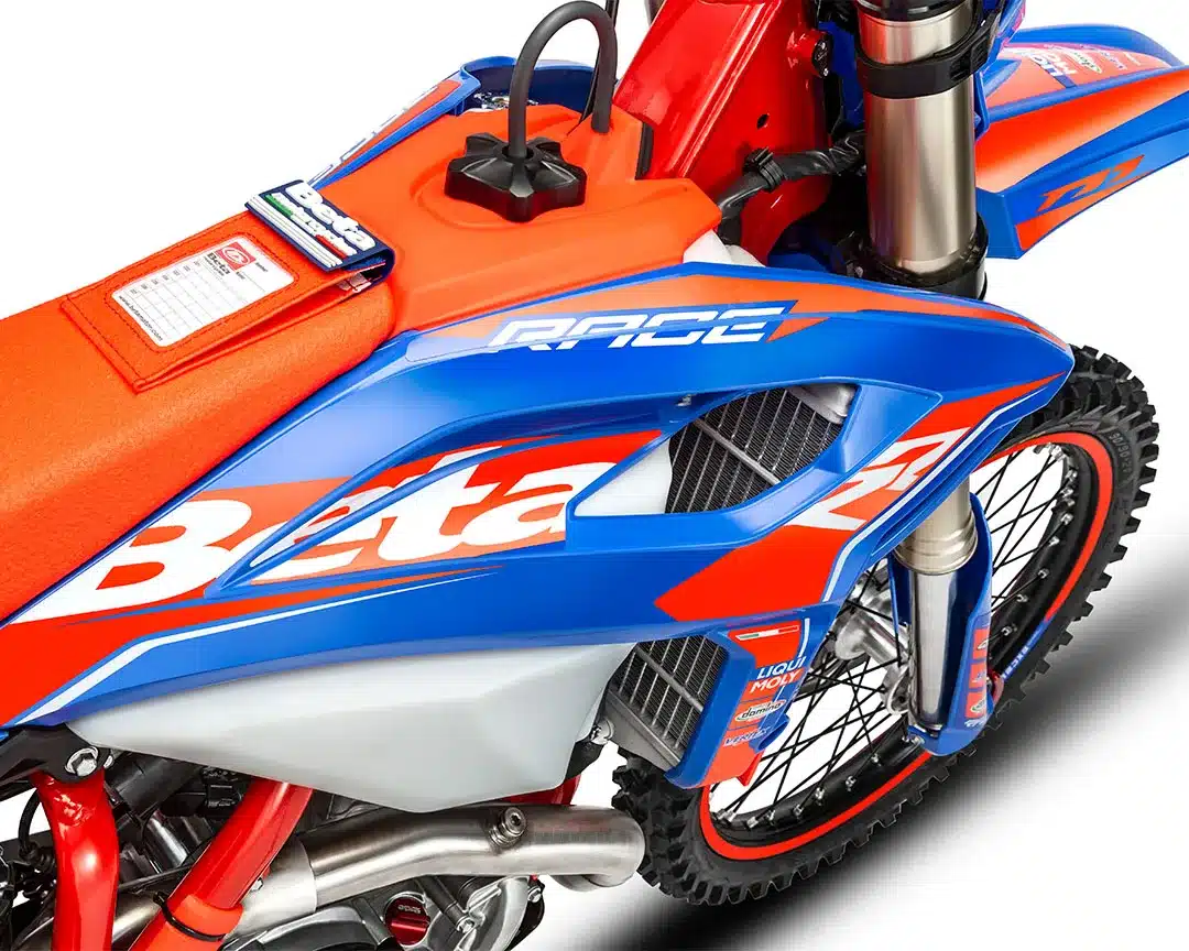 Detailansicht von Tank, Sitzbank und Gabel der Beta RR Race 2T 125 in Rot und Blau