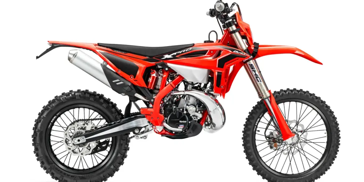 Beta RR X-PRO 2T 200 Enduro-Motorrad von der Seite freigestellt