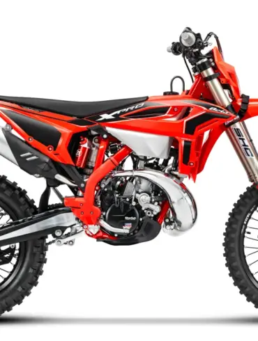 Beta RR X-PRO 2T 200 Enduro-Motorrad von der Seite freigestellt