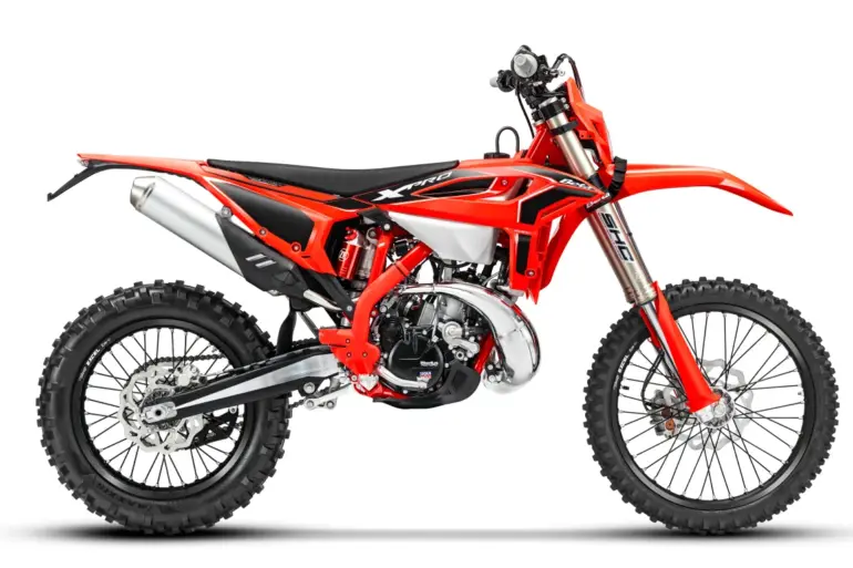 Beta RR X-PRO 2T 200 Enduro-Motorrad von der Seite freigestellt